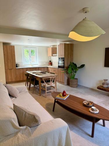 un salon avec un canapé et une table dans l'établissement Grimaud 2 chambres Jacuzzi terrasse, à Grimaud