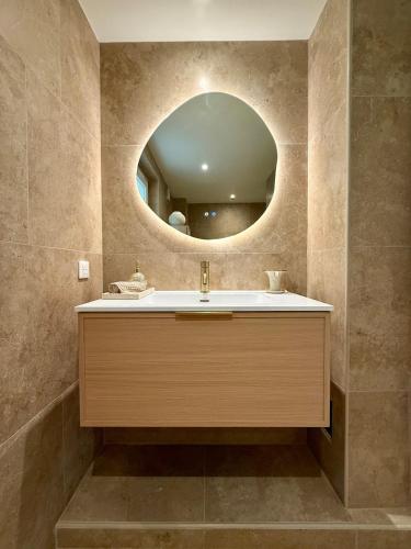 Bilik mandi di Grimaud 2 chambres Jacuzzi terrasse