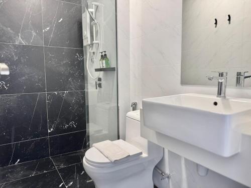 Ванная комната в Beacon Executive Suites #Executive #SkyPool #Georgetown #6pax #2BR 2bath #1Queen 4Single #Quality well maintained #Private host