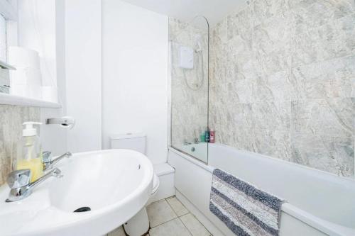 Et badeværelse på 4 Bedroom House For Corporate Stays in Kettering