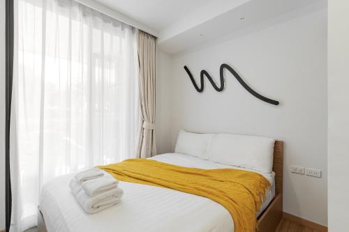 Katil atau katil-katil dalam bilik di 2 br Terrace Laguna, SkyPark