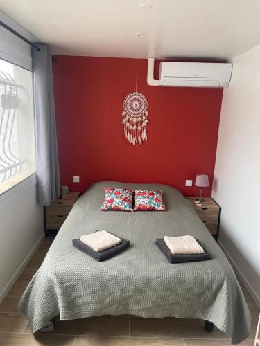 Postel nebo postele na pokoji v ubytování Charmant logement avec piscine