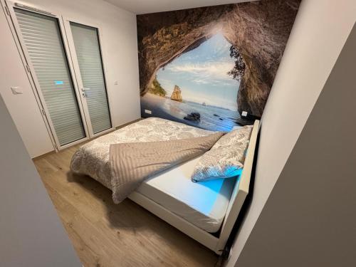 une chambre avec une fresque murale d'une grotte dans l'établissement Les nuits étoilées, à Saint-Georges-dʼOléron