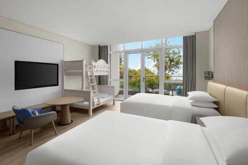 Postel nebo postele na pokoji v ubytování Sheraton Beihai Resort