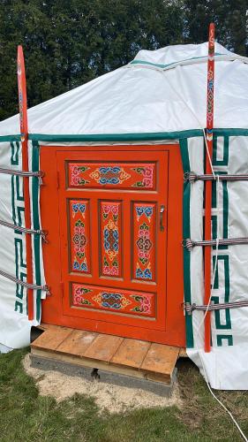 une armoire rouge dans une yourte avec un dessus blanc dans l'établissement Yourte Mongole En Normandie, 