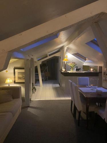 un salon avec une table et un canapé dans l'établissement Duplex avec vue sur les toits de Paris Paris Expo Porte de Versailles, à Paris