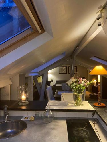 une cuisine avec un évier et un salon dans l'établissement Duplex avec vue sur les toits de Paris Paris Expo Porte de Versailles, à Paris