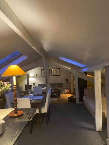 un salon avec un canapé, une table et des chaises dans l'établissement Duplex avec vue sur les toits de Paris Paris Expo Porte de Versailles, à Paris