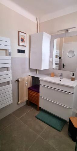 une salle de bain avec un lavabo et un miroir dans l'établissement Instant suspendu, à La Celle-sous-Gouzon