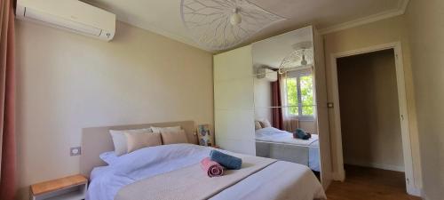 une chambre avec un grand lit et un miroir dans l'établissement Instant suspendu, à La Celle-sous-Gouzon