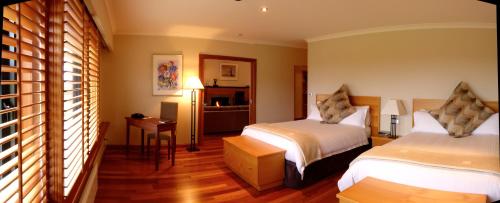 ein Hotelzimmer mit 2 Betten und einem Tisch in der Unterkunft Meringa Springs in Halls Gap