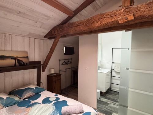 - une chambre avec un lit et un lavabo dans l'établissement Métairie de Galeben, à Saint-Jean-de-Marsacq
