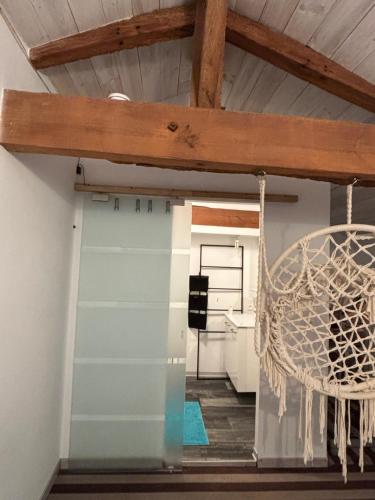 une pièce avec une chaise pivotante et une porte de garage dans l'établissement Métairie de Galeben, à Saint-Jean-de-Marsacq