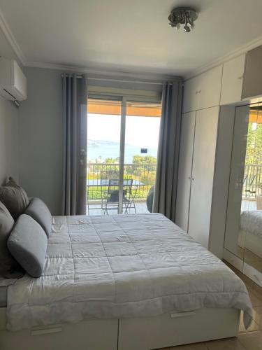 une chambre avec un lit et une vue sur l'océan dans l'établissement Elegant apartment a Nice, Sea View, à Nice