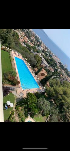 - une vue aérienne sur une grande piscine dans l'établissement Elegant apartment a Nice, Sea View, à Nice