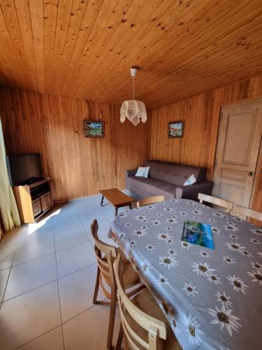 un salon avec une table et un canapé dans l'établissement Lou R'bat Pays, au Grand-Bornand