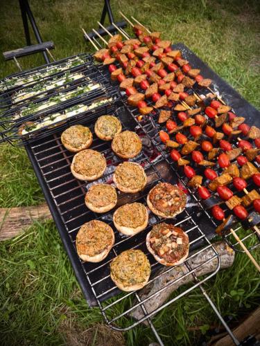 - un grill avec des hot-dogs et d'autres aliments dans l'établissement Kârma Hôtel, à Saint-Germain-Laval