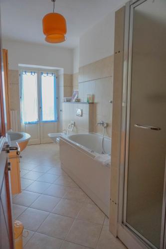 a bathroom with two sinks and a bath tub at B&B La Buonora in Sinio
