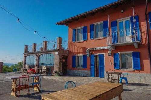 a building with a table and chairs in front of it at B&B La Buonora in Sinio