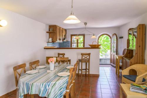 une salle à manger et une cuisine avec une table et des chaises dans l'établissement Gite du plo montbrun, à Montbrun