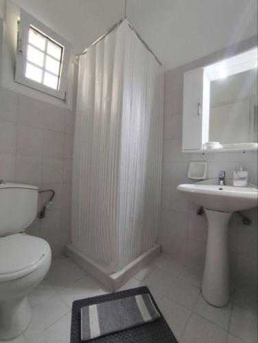 Ένα μπάνιο στο Pefkos Crystal Bay Studios and Apartments