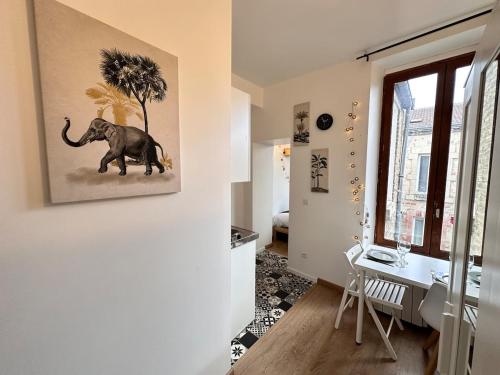 une chambre avec une peinture d'un éléphant sur le mur dans l'établissement Bali 8 studio cosy proche centre ville, à Reims