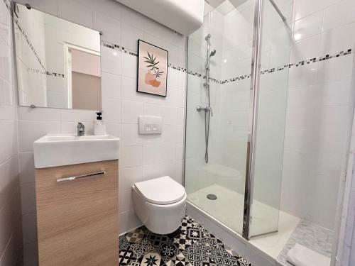 une salle de bain avec une douche, des toilettes et un lavabo dans l'établissement Bali 8 studio cosy proche centre ville, à Reims