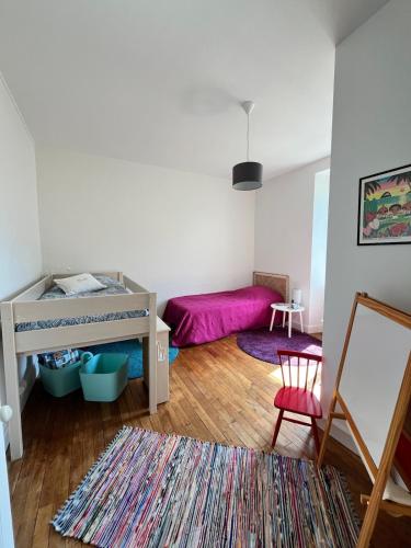 a small room with a bed and a pink bed at Charming country house 