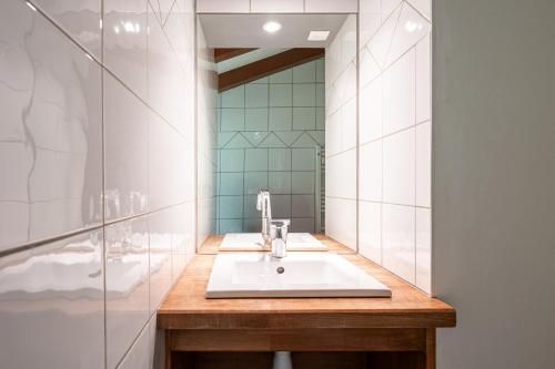 une salle de bain avec un lavabo et un miroir dans l'établissement Studio 11 - Les Warrens, à Cohennoz
