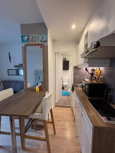 une cuisine avec une table et une salle à manger dans l'établissement Cosy studio Vaugirard, à Paris