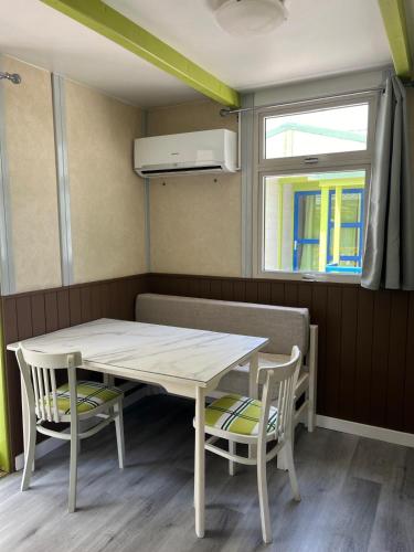 a table and chairs in a room with a window at Camping Costa Blanca in El Campello