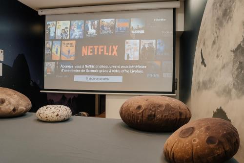 Televisyen dan/atau pusat hiburan di Nuit Dans les Étoiles - Spa Balnéo & Sauna Privé