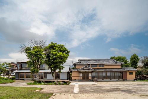 Bangunan di mana terletaknya rumah tamu ini