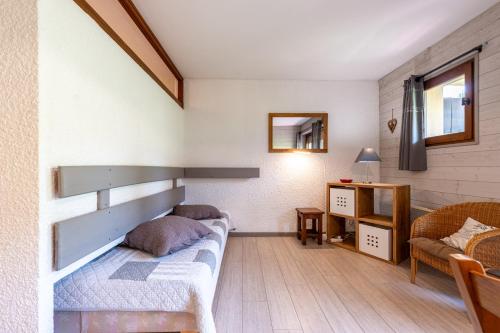 a bedroom with a bed and a couch in a room at Studio 9 - La Palettaz in Crest-Voland