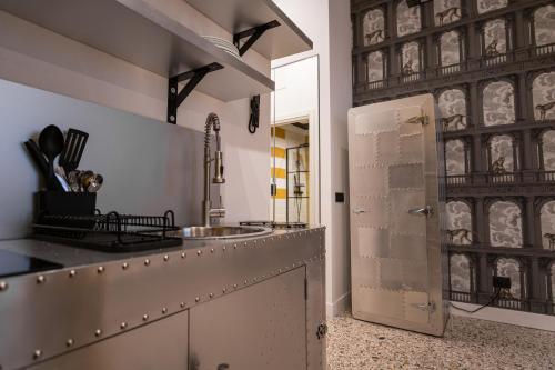 una cucina con lavello e frigorifero di Palazzo Sebeto a Napoli