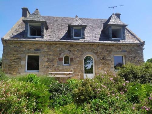 Grande maison bretonne entre campagne et mer