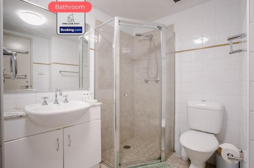 Ένα μπάνιο στο 1 Bed Apt By One Luxe Stay Serviced Apartment & Vacation Rental Manly BEACH, Northern Beaches, Sydney With Free WiFi