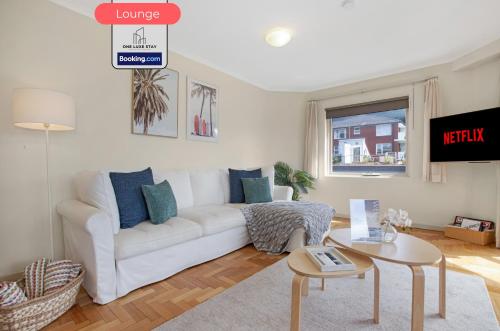Χώρος καθιστικού στο 1 Bed Apt By One Luxe Stay Serviced Apartment & Vacation Rental Manly BEACH, Northern Beaches, Sydney With Free WiFi