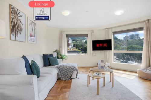 Μια τηλεόραση ή/και κέντρο ψυχαγωγίας στο 1 Bed Apt By One Luxe Stay Serviced Apartment & Vacation Rental Manly BEACH, Northern Beaches, Sydney With Free WiFi