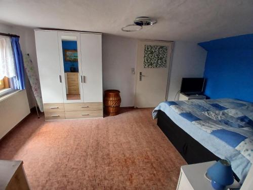 Postel nebo postele na pokoji v ubytování Ferienwohnungen Sommerfrische Lindenhaus