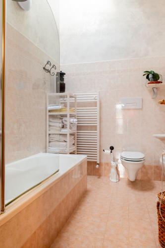 a bathroom with a tub and a toilet at Il Dolce Risveglio in Fossacesia