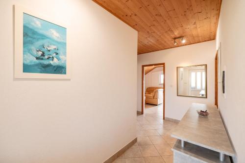 korytarz ze stołem i obrazem na ścianie w obiekcie Villa Chervil ZadarVillas w mieście Šopot
