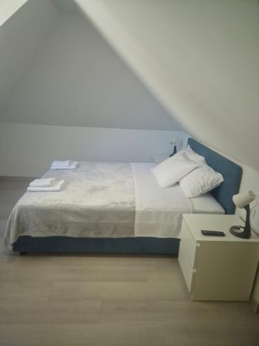杜布罗夫尼克Marich Homestay的一间卧室配有一张床和一个带灯的床头柜