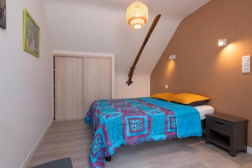 CrachにあるLa clé du bonheurの青い毛布が掛けられたベッドのある寝室