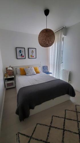 - une chambre avec un grand lit et une couverture noire dans l'établissement El Albaricoque - T2 Boutonnet, à Montpellier