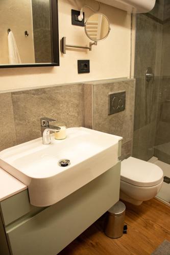 a bathroom with a white sink and a toilet at La Casa nel Nebbiolo in Pont-Saint-Martin