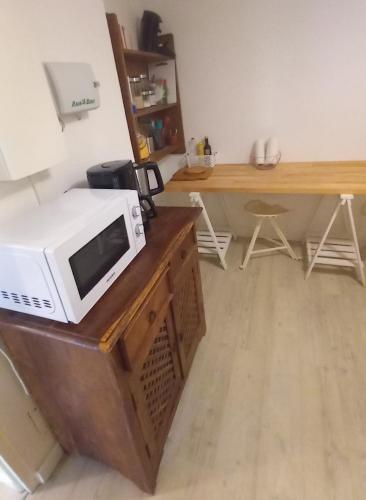un micro-ondes posé sur un comptoir en bois dans l'établissement Vacances en famille à Sanary-sur-Mer, à Sanary-sur-Mer