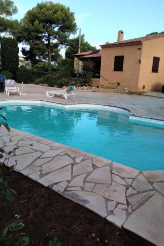 une piscine entourée d'un chemin en pierre dans l'établissement Vacances en famille à Sanary-sur-Mer, à Sanary-sur-Mer