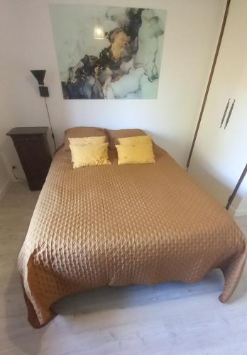 - un lit avec deux oreillers dans l'établissement Vacances en famille à Sanary-sur-Mer, à Sanary-sur-Mer