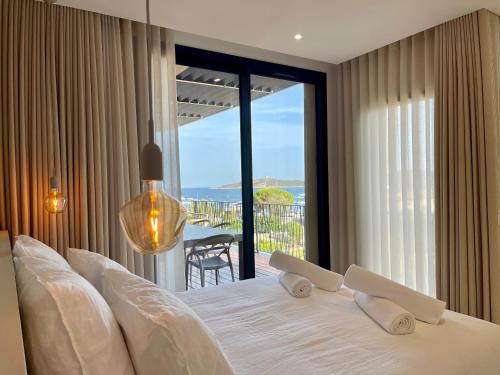 - une chambre avec un grand lit blanc et une vue dans l'établissement CADIAMARE, à Zonza